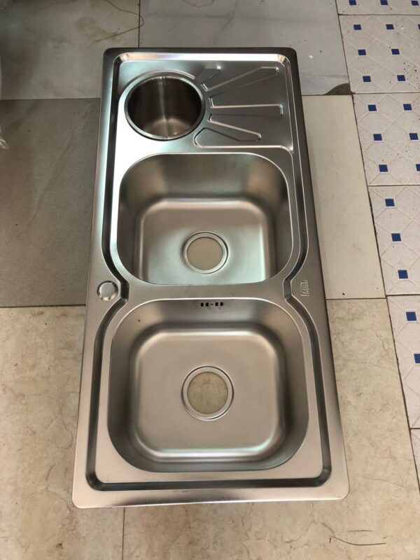 Rectangular Double Bowl with Side Bin Stainless Steel Sink (Drainage Kit Included)A heavy-duty rectangular kitchen sink featuring two large identical washing basins, an integrated Side Bin for specialized soaking, and a complete professional drainage installation kit.